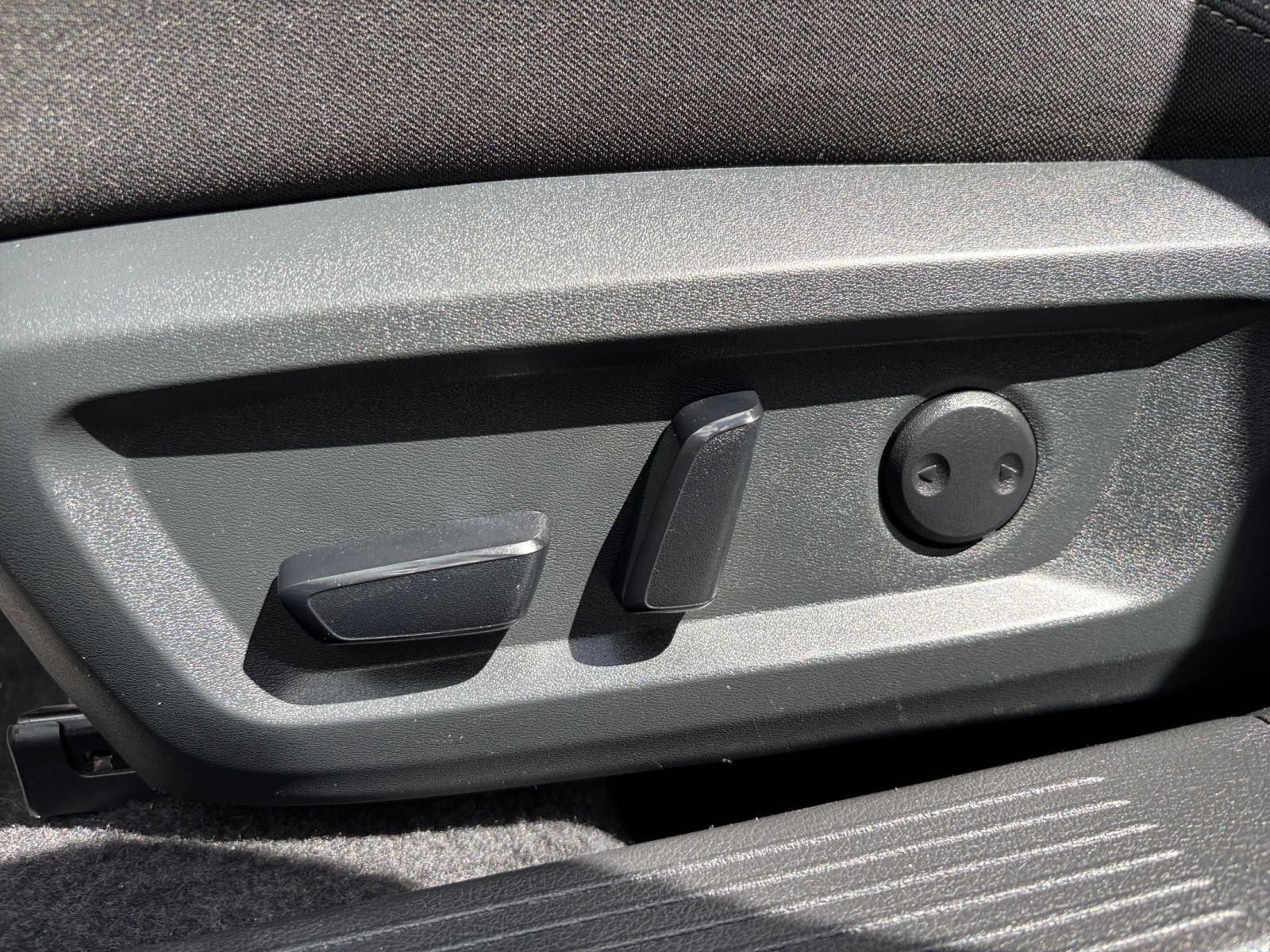 Used 2025 Nissan Rogue SV FWD image 21