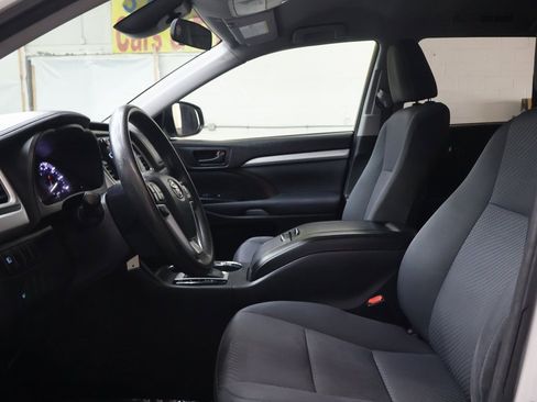 Used 2017 Toyota Highlander LE image 18