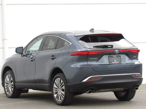 Used 2023 Toyota Venza XLE image 5