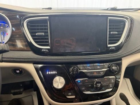 Used 2024 Chrysler Pacifica Limited FWD image 18
