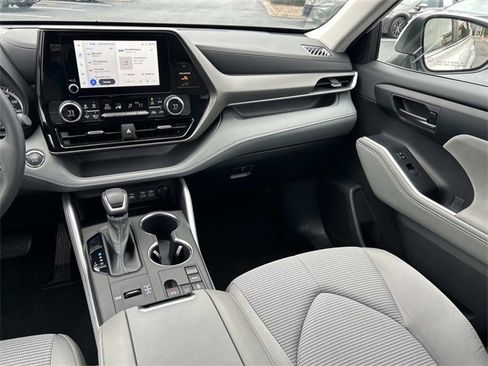 Used 2023 Toyota Highlander LE image 18