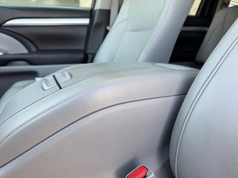 Used 2018 Toyota Highlander XLE FWD image 15