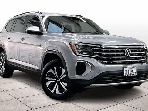 Used 2024 Volkswagen Atlas SE image 2