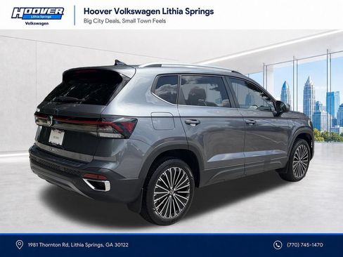 Used 2025 Volkswagen Taos SE w/ Panoramic Sunroof Package FWD image 27