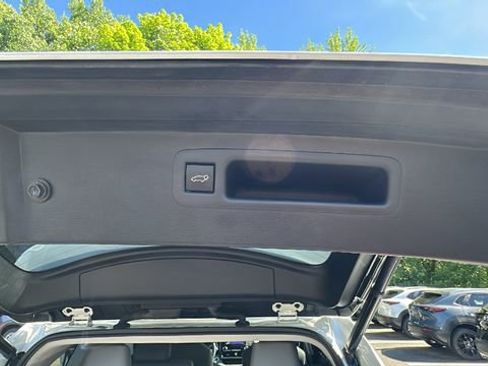 Used 2023 Toyota Highlander XLE AWD/4WD image 38