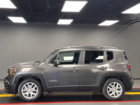 Used 2018 Jeep Renegade Latitude FWD image 3