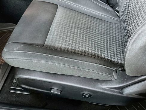 Used 2017 Dodge Challenger SXT RWD image 8