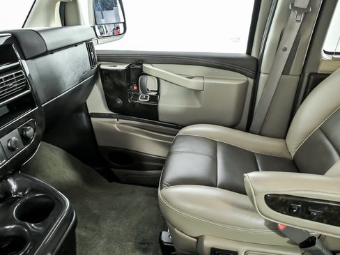 Used 2018 GMC Savana 2500 Extended w/ Enhanced Convenience Package image 32