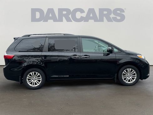 Used 2017 Toyota Sienna XLE w/ XLE Navigation Package image 8