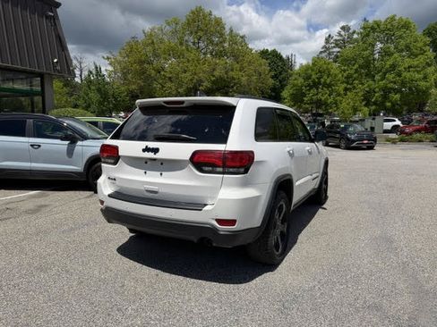 Used 2019 Jeep Grand Cherokee Laredo AWD/4WD image 4