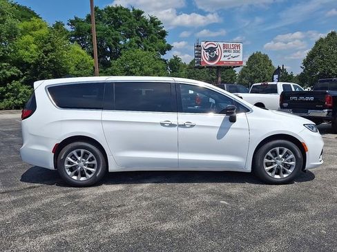 New 2025 Chrysler Pacifica Select AWD/4WD image 8