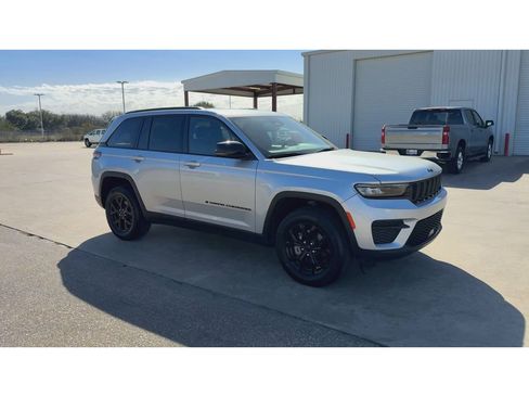Used 2024 Jeep Grand Cherokee Altitude image 2