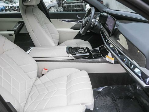 Used 2025 BMW 750e xDrive w/ Premium Package image 13