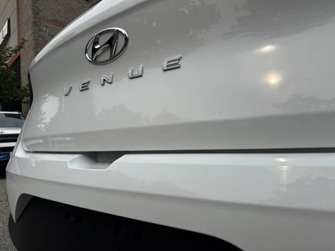 Used 2024 Hyundai Venue SEL FWD image 16