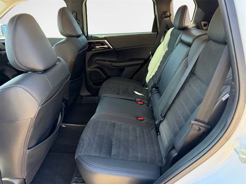 Used 2022 Mitsubishi Outlander SE image 24