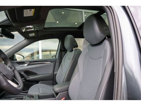 Used 2025 Volkswagen Tiguan SE R-Line image 8