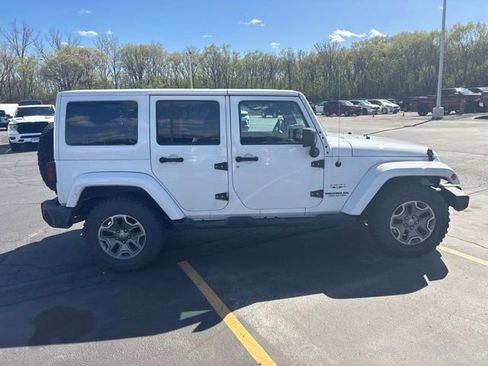 Used 2017 Jeep Wrangler Unlimited Sahara w/ Connectivity Group AWD/4WD image 9