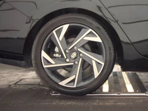 Certified 2025 Hyundai Elantra SEL FWD image 11
