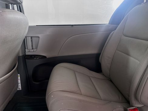 Used 2017 Toyota Sienna XLE Premium FWD image 33