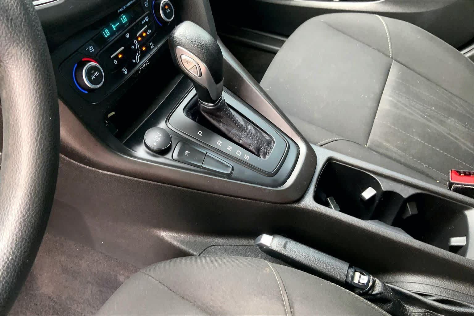 Used 2018 Ford Focus SE w/ SE Appearance Package FWD image 17