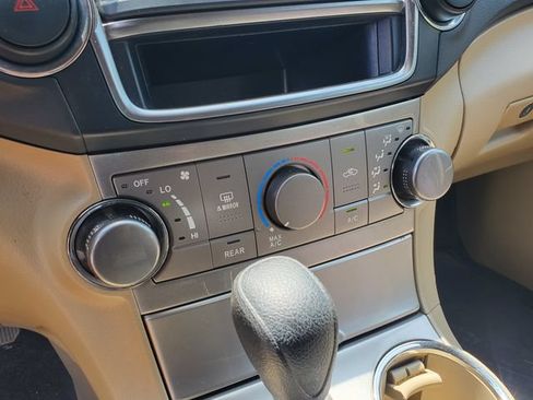 Used 2013 Toyota Highlander 4WD w/ Cold Weather Pkg image 24