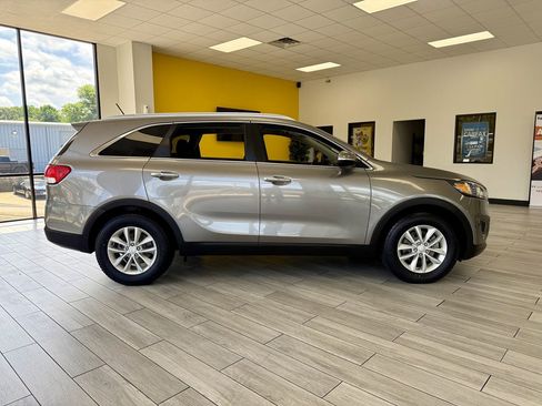Used 2017 Kia Sorento LX FWD image 5