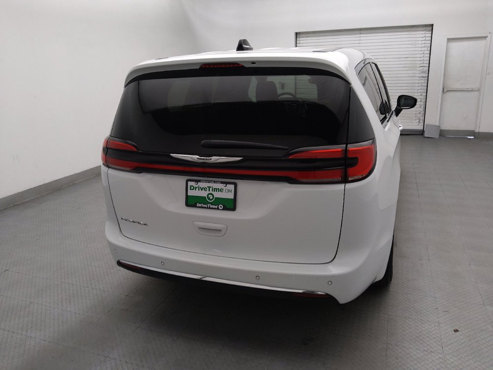Used 2024 Chrysler Pacifica Touring-L FWD image 7