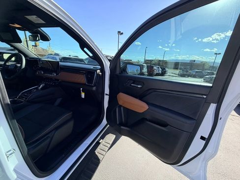 Used 2025 GMC Canyon AT4 image 27