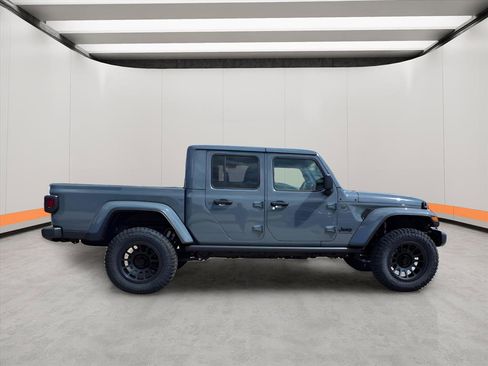 New 2025 Jeep Gladiator Nighthawk image 8