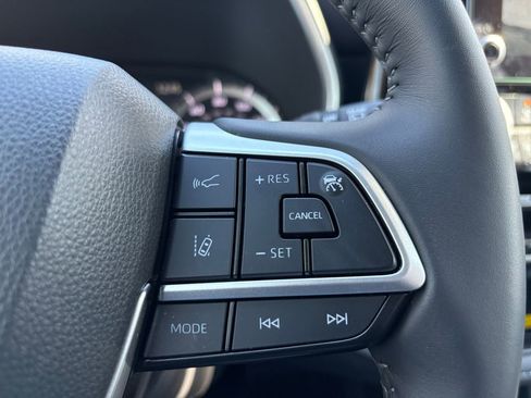 Used 2025 Toyota Highlander XLE image 20