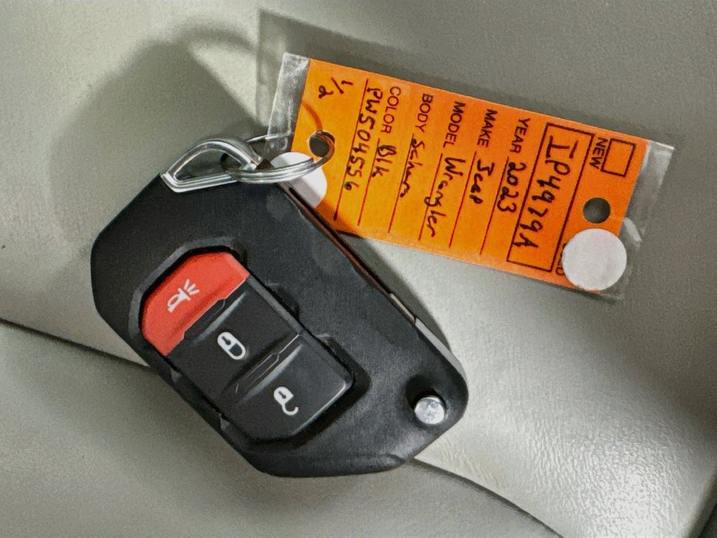 Used 2023 Jeep Wrangler Unlimited Sahara AWD/4WD image 36