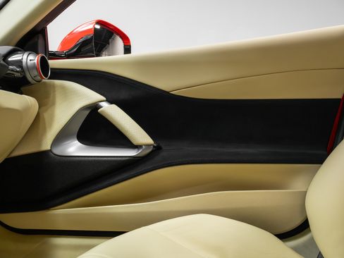 Used 2018 Ferrari 812 Superfast image 17