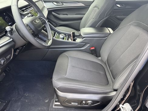 Used 2025 Jeep Grand Cherokee Laredo RWD image 9
