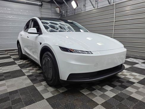 Used 2026 Tesla Model Y 2WD image 4