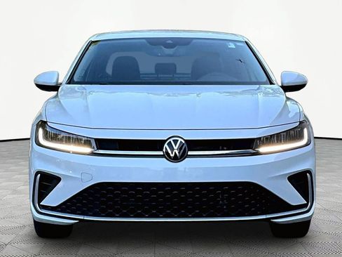 Used 2025 Volkswagen Jetta SE FWD image 4