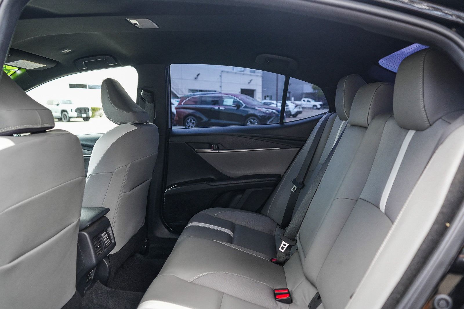 Used 2025 Toyota Camry SE AWD/4WD image 18