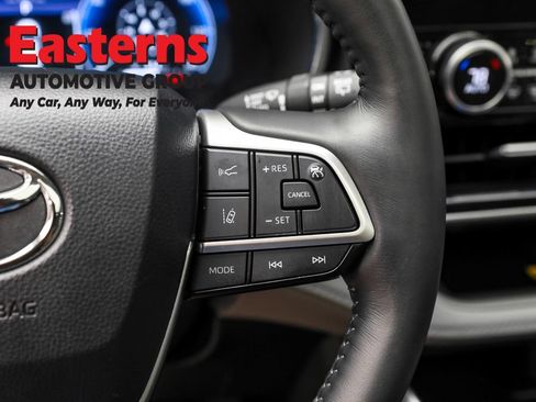 Used 2024 Toyota Highlander Platinum AWD/4WD image 16