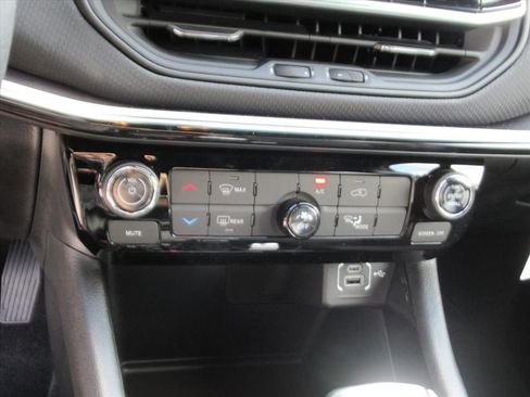 New 2026 Jeep Compass Latitude image 24
