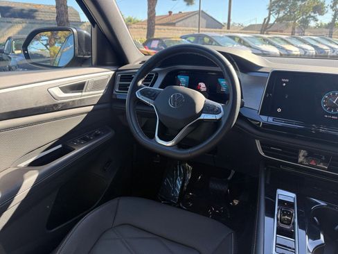 Used 2025 Volkswagen Atlas Cross Sport SE image 30