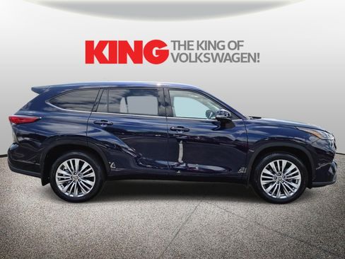 Used 2023 Toyota Highlander Platinum AWD/4WD image 2
