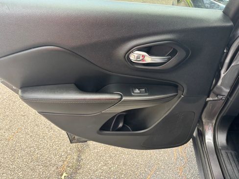 Used 2017 Jeep Cherokee Limited image 15