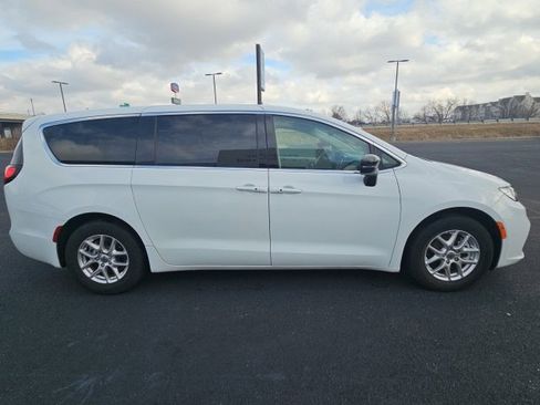 Used 2024 Chrysler Pacifica Touring-L image 4