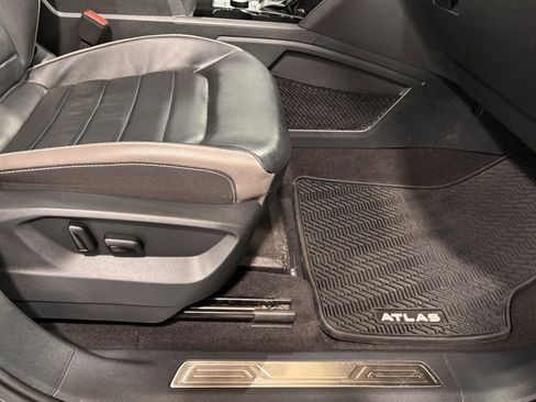 Used 2021 Volkswagen Atlas SEL Premium image 17