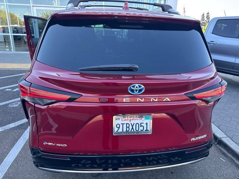 Used 2025 Toyota Sienna Platinum AWD/4WD image 7