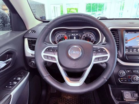 Used 2018 Jeep Cherokee Latitude Plus w/ Comfort/Convenience Group FWD image 17