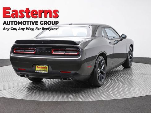 Used 2022 Dodge Challenger SXT w/ Driver Convenience Group RWD image 5