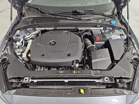 Used 2021 Volvo V60 T5 Cross Country image 14