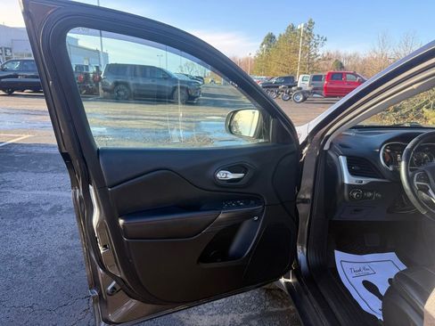 Used 2016 Jeep Cherokee Trailhawk w/ Comfort/Convenience Group image 11