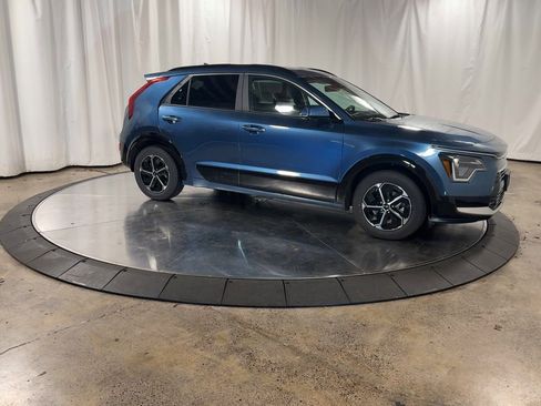 Certified 2025 Kia Niro SX image 2