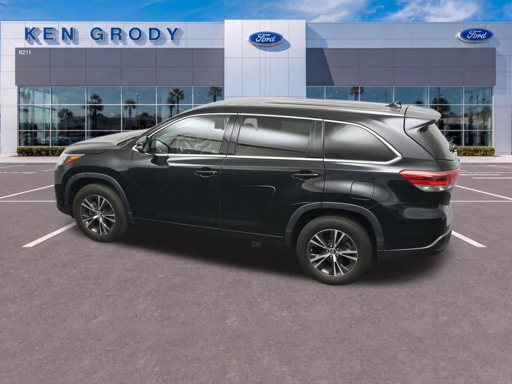 Used 2017 Toyota Highlander Plus w/ Carpet Mat Package FWD image 16